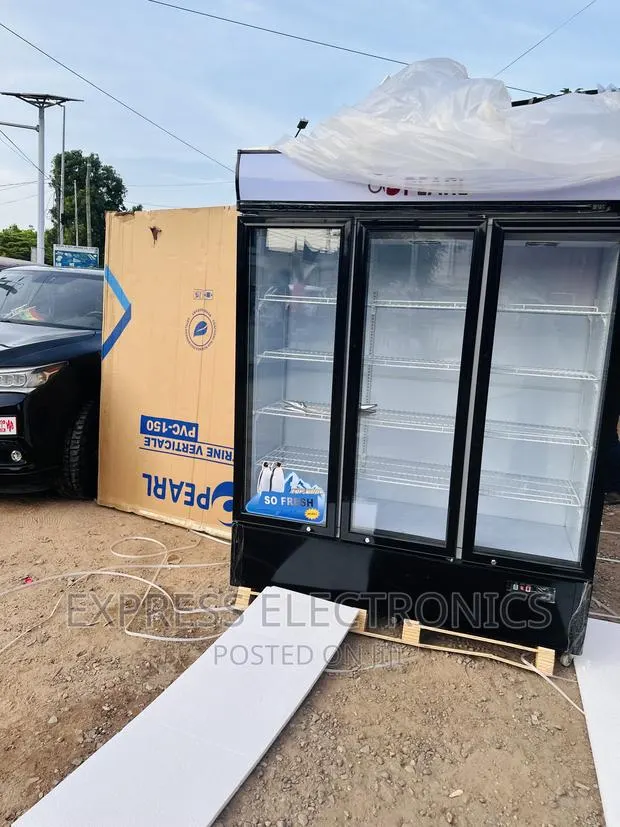 Showcase Vertical 3doors Display Fridge Pearl PVC-150 · Photo 1