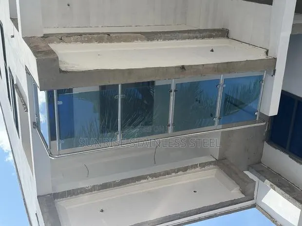Stainless Steel and 10mm Glass Balustrade · Photo 1