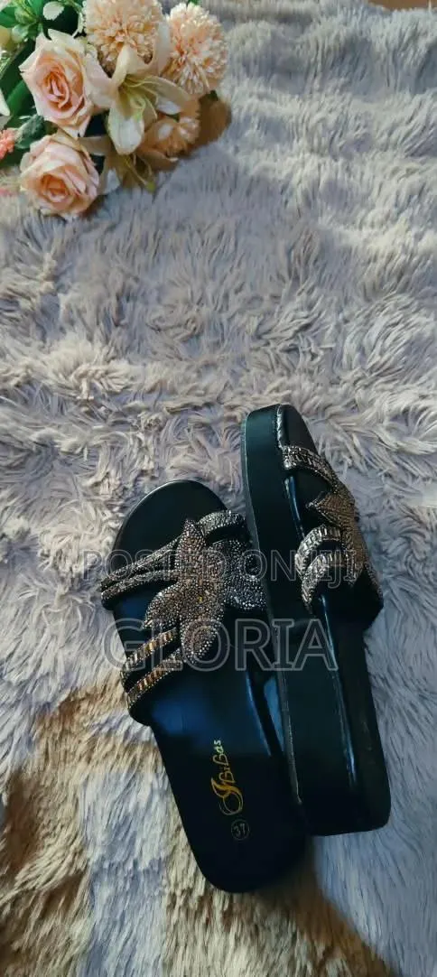 Ladies Black Platform Slides · Photo 1