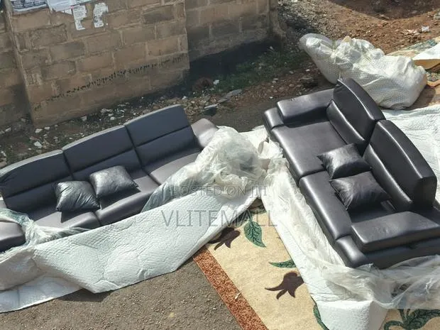 Black Leather Couches · Photo 1