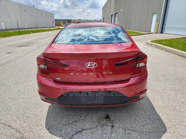 Hyundai Elantra SE 2019 Red · Photo 1