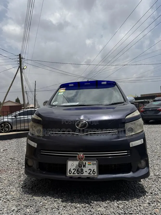 Toyota Voxy V 4WD 8-Seater 2013 Gray