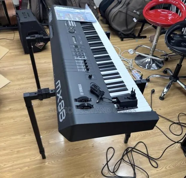 Yamaha MX88 Electronic Keyboard · Photo 1
