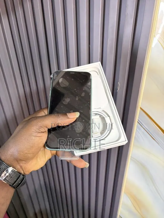 New Apple iPhone 11 64 GB Green · Photo 1
