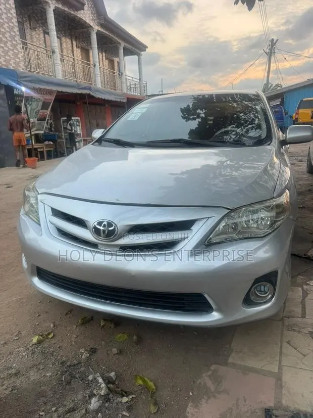 Toyota Corolla LE 4dr Sedan (1.8L 4cyl 4A) 2013 Silver · Photo 1