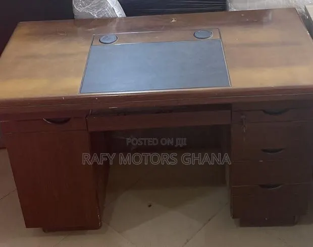 Polished Brown Office Table · Photo 1