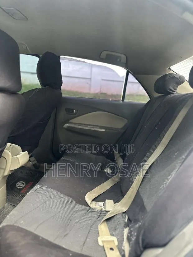 Toyota Belta 2010 Silver · Photo 1