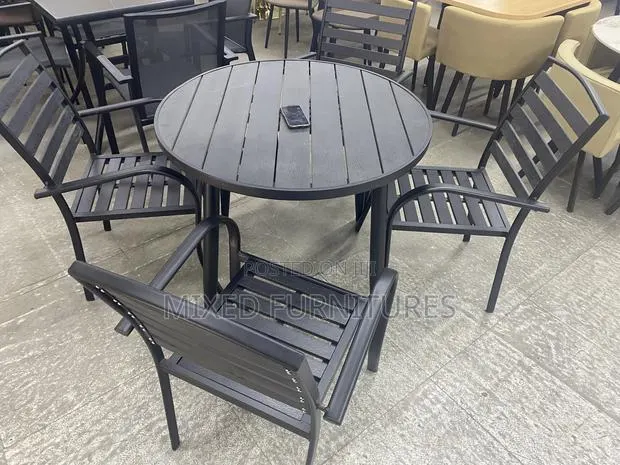 Outdoor Table With 4 Chair / Coffee Table · Photo 1