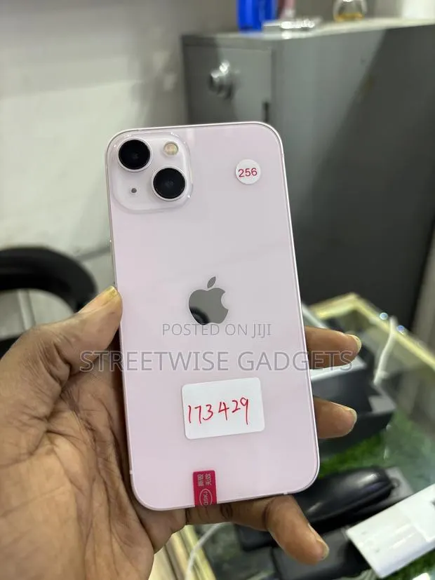 Apple iPhone 13 256 GB Pink · Photo 1