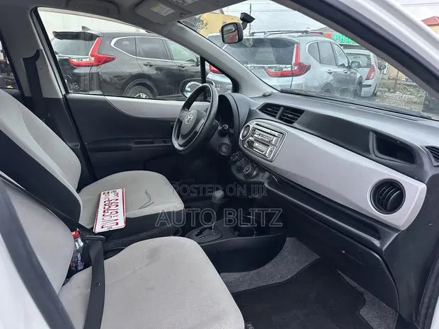 Toyota Vitz 2012 White · Photo 1
