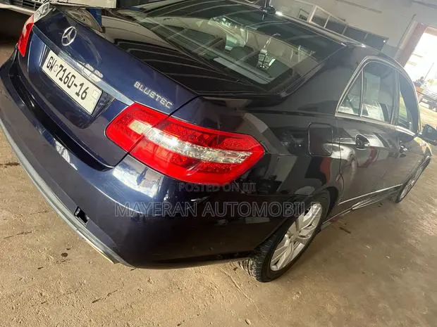 Mercedes-Benz E350 Base BlueTec Sedan (3.0L 6cyl 7A) 2011 Blue · Photo 1