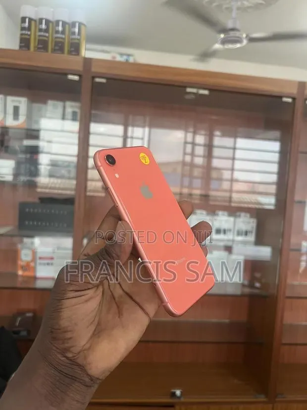 Apple iPhone XR 128 GB Orange · Photo 1