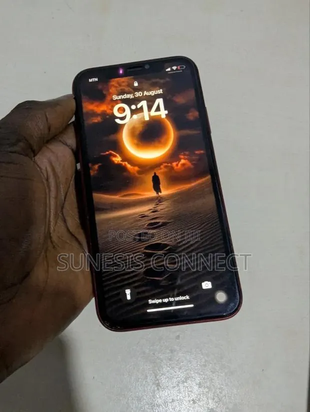 Apple iPhone XR 64 GB Red · Photo 1
