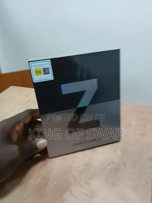 New Samsung Galaxy Z Fold 3 256 GB Black · Photo 1