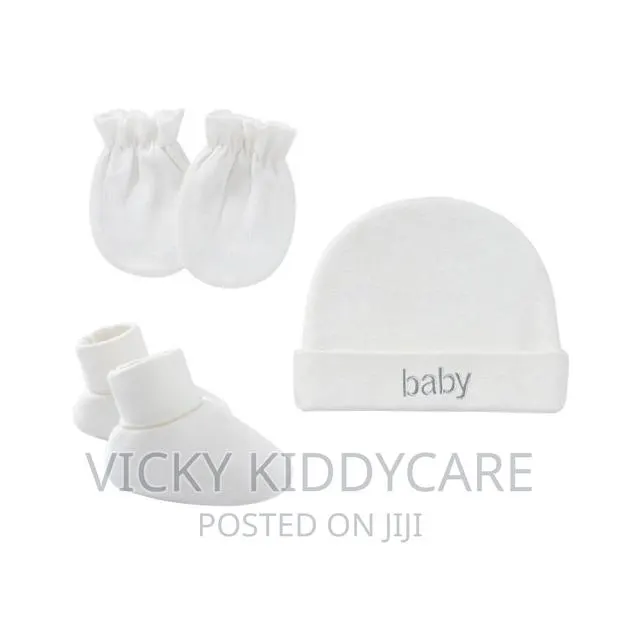 Baby Hat With Socks And Mittens · Photo 1