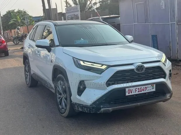 Toyota RAV4 XLE Premium 2025 White · Photo 1