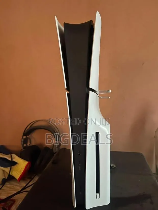 PS 5 Slim Disc Edition With Free Headset and Account · Photo 1