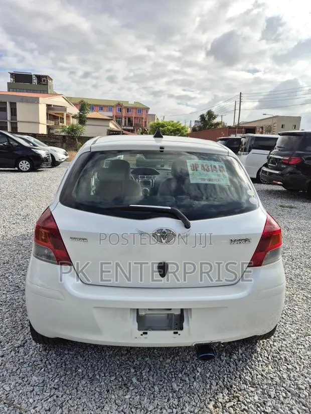 Toyota Vitz 2010 White · Photo 1