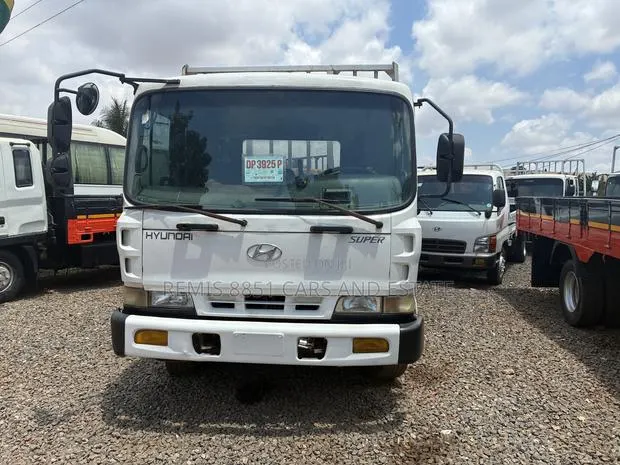 Hyundai Universe 2004 White · Photo 1