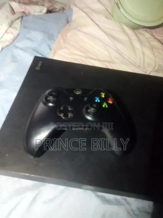 Xbox One X · Photo 1