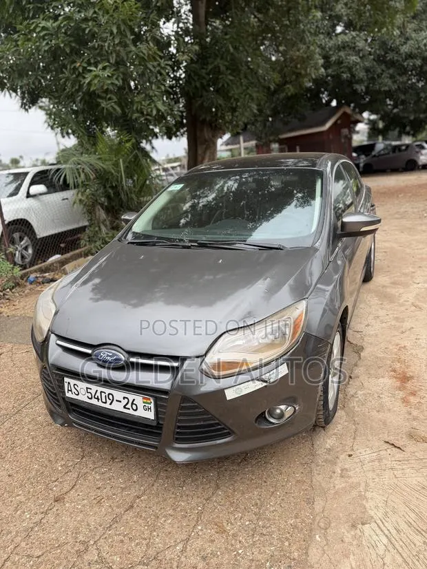 Ford Focus SE 4dr Sedan (2.0L 4cyl 5M) 2015 Gray · Photo 1