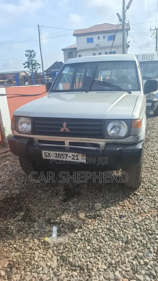Mitsubishi Pajero 2004 Silver · Photo 1