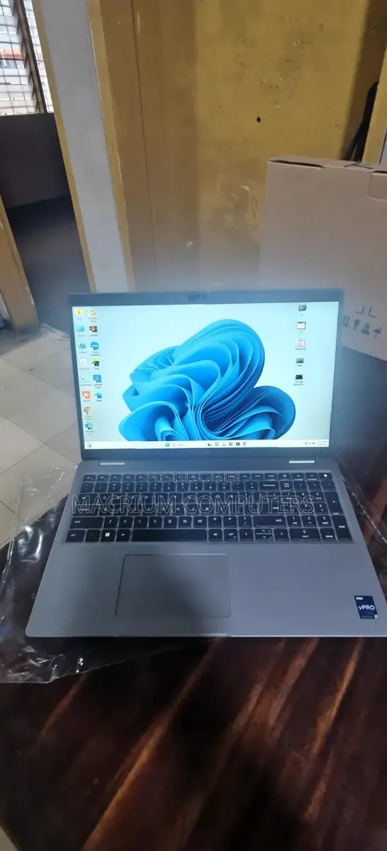 New Laptop Dell Precision 3580 16GB Intel Core i7 SSD 512GB · Photo 1