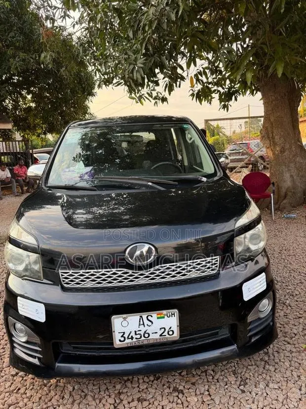 Toyota Voxy 2013 Black · Photo 1