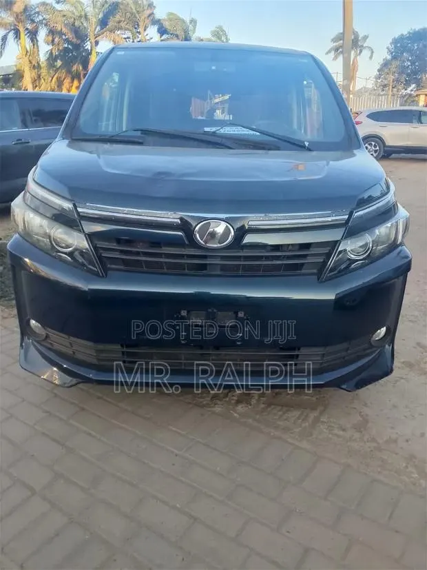 Toyota Voxy V 2WD 8-Seater 2015 Black · Photo 1