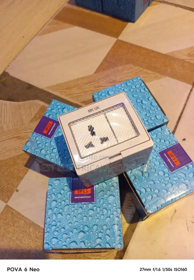 Waterproof Single Socket With Switch · Photo 1