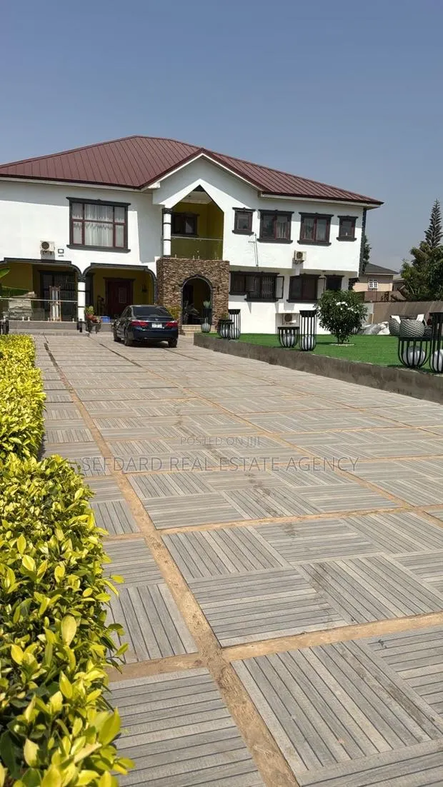 Furnished 8bdrm House in Spintex for sale · Photo 1