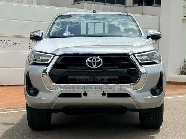New Toyota Hilux SR5 (Diesel) 2026 Silver · Photo 1