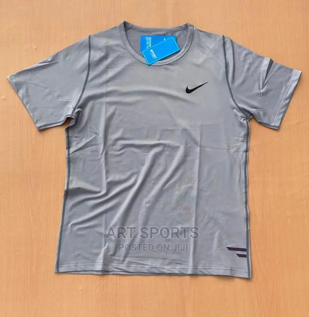 Nike Tops. · Photo 1