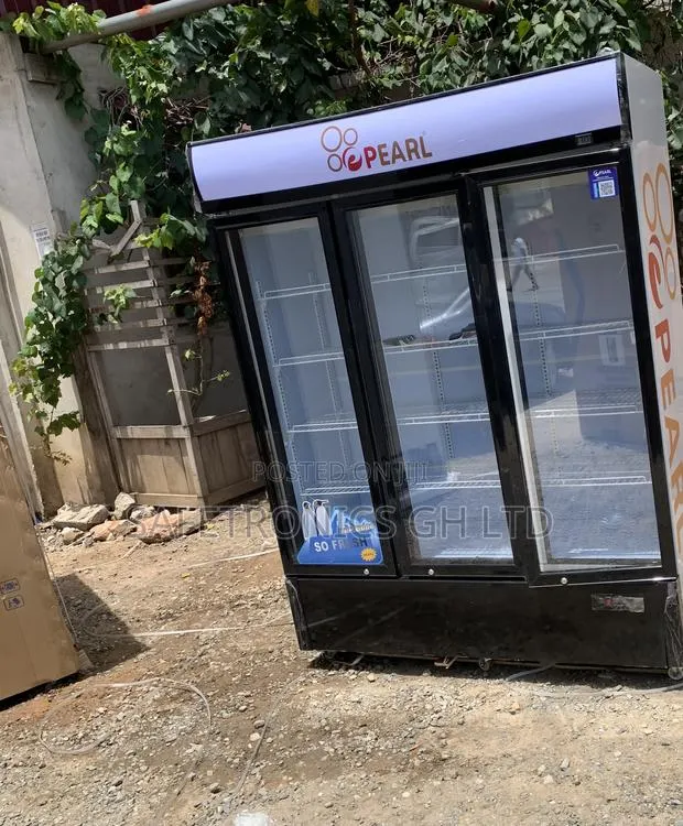Exclusive Pearl 3-Door Commercial Beverage Display Fridge PVC-150 950l · Photo 1