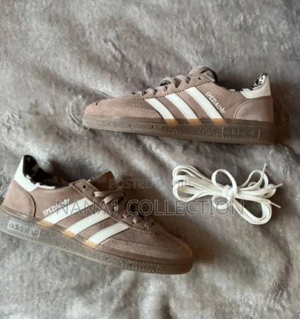 Adidas Handball Spezial in Earth Strata/Wonder White/Gum Sneakers · Photo 1