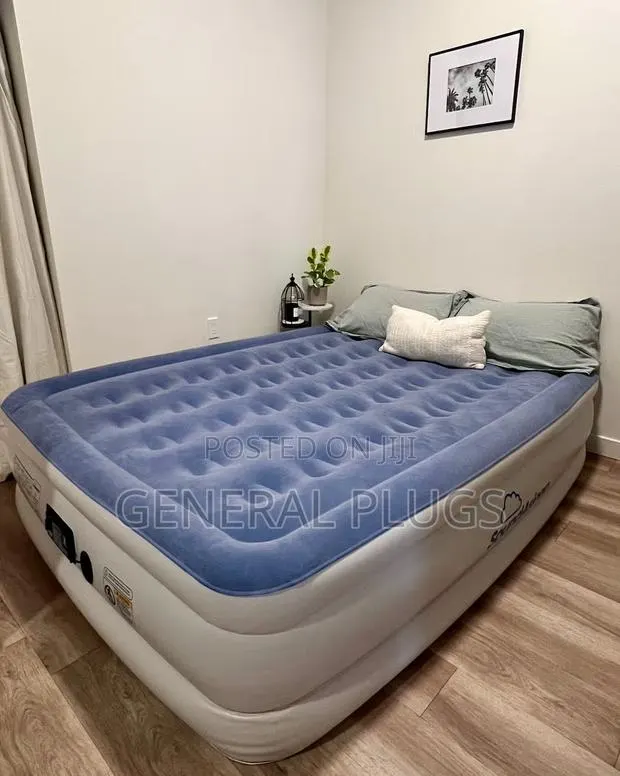Inflatable Double Size Air Mattress With Automatic Pump · Photo 1