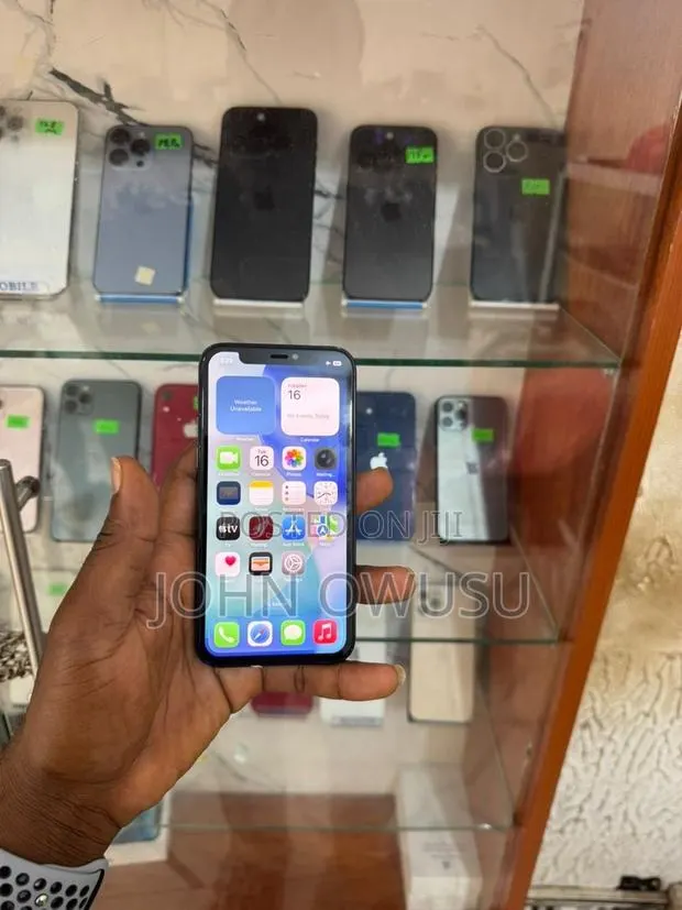 Apple iPhone 11 Pro 64 GB Black · Photo 1