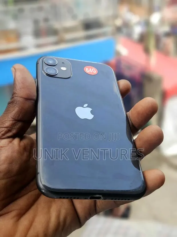 Apple iPhone 11 64 GB Black · Photo 1