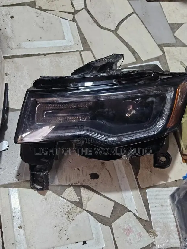 Jeep Grand Cherokee Headlight 2018 Driver Side Charger Type · Photo 1