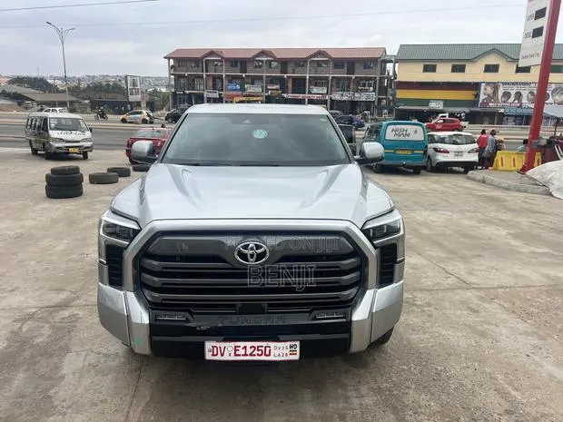 Toyota Tundra 2024 Silver · Photo 1