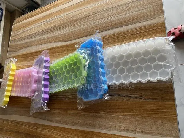 Kitchen Ice Cube Mold With Cover(silicone) · Photo 1