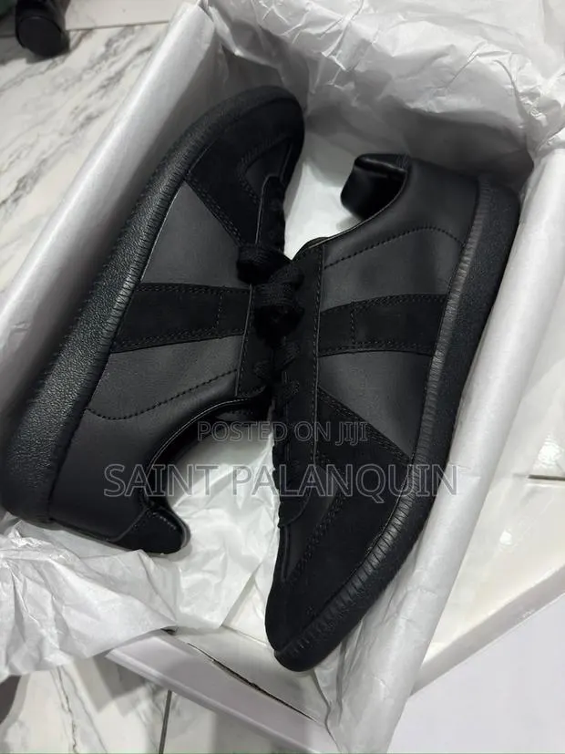Maison Margiela Sleek All-Black · Photo 1