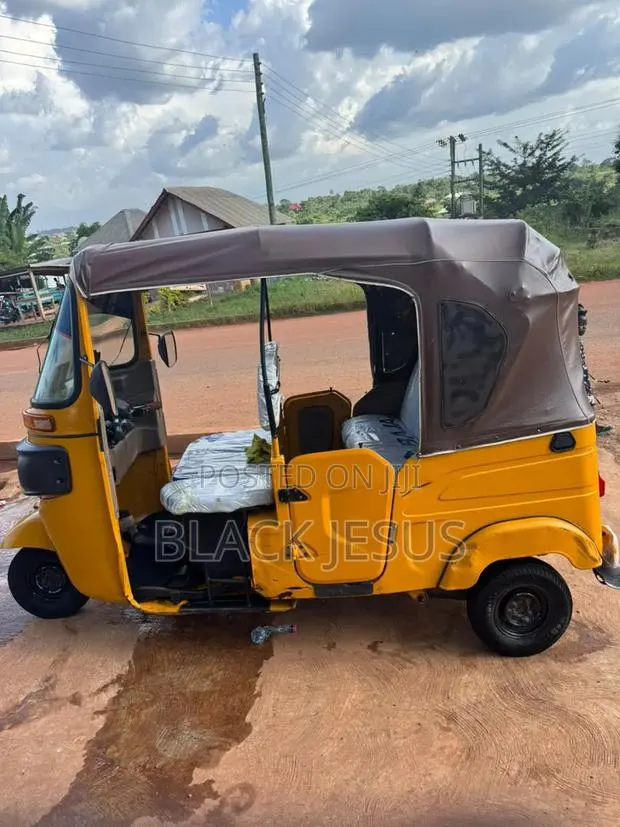 Bajaj Boxer 100 2025 Yellow · Photo 1