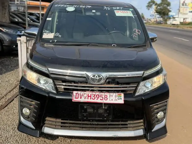 Toyota Voxy V 4WD 8-Seater 2015 Black · Photo 1