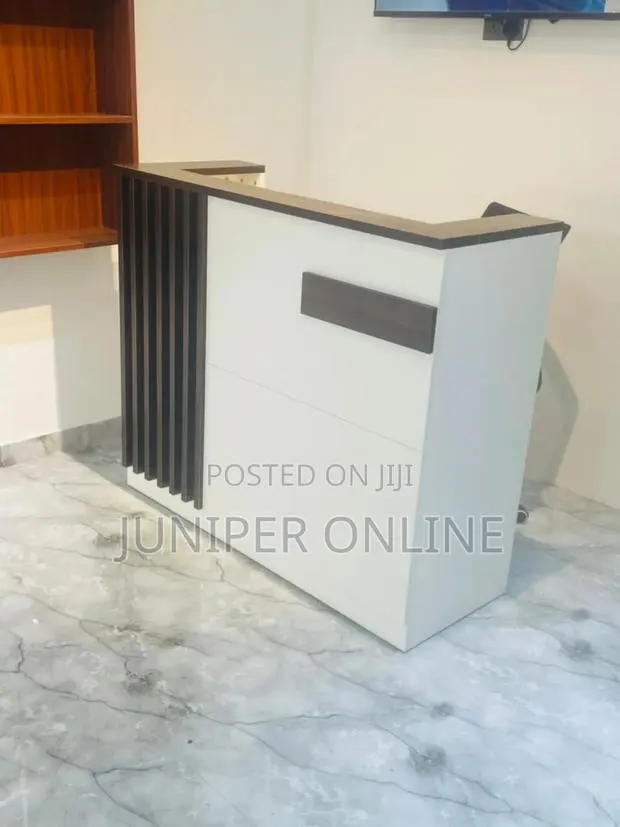Front Desk/ Receptionist Desk Crip · Photo 1