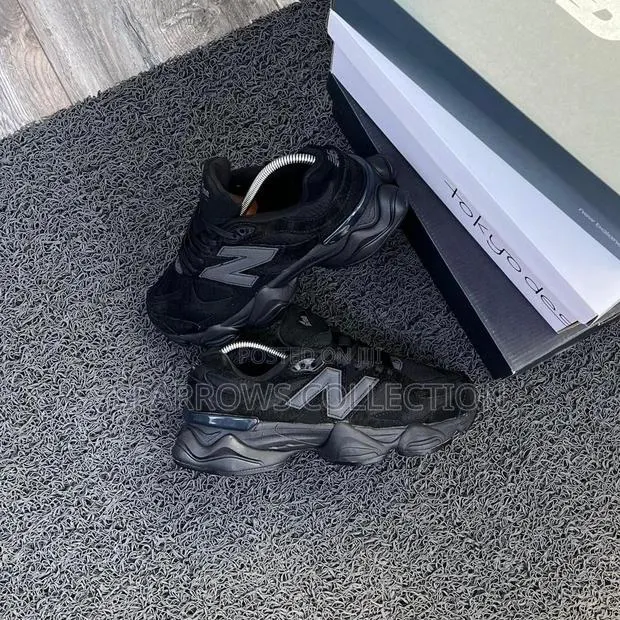 New Balance 9060 Triple Black · Photo 1