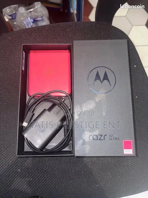 New Motorola Razr 40 Ultra 256 GB Red · Photo 1