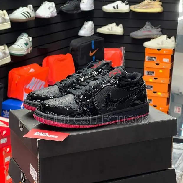 Jordan Retro 1 Black Mirro · Photo 1