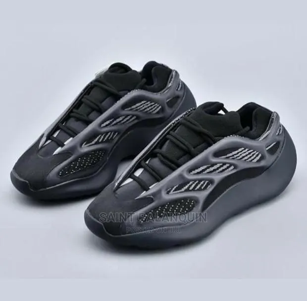 Adidas Yeezys 700V3 · Photo 1