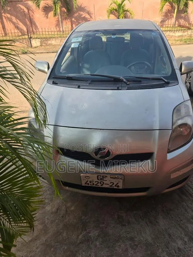 Toyota Vitz 2010 Silver · Photo 1